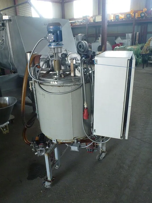Used stainless steel contact parts mixing tank with total volume 220 l. Carbon steel jacket.