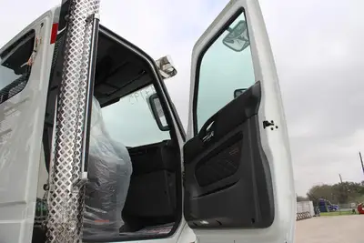 New | in-Stock 2026 INTERNATIONAL HX Rolloff Trucks Texas US | Roll Off Truck World #1491797