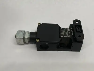 USED SCHMERSAL SAFETY INTERLOCK SWITCH & KEY 161157373