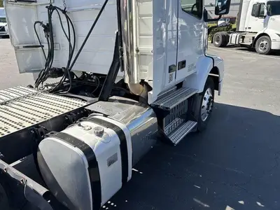 USED 2015 VOLVO VNM64T200
