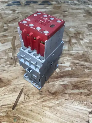 Allen-Bradley 100-C09E*10 Coil Control Relay Assembly Contactor Series A 690 V