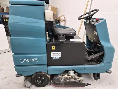USED TENNANT 7100