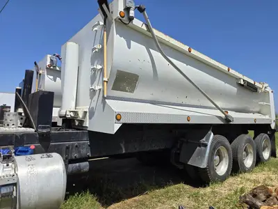 USED 2015 PETERBILT 579