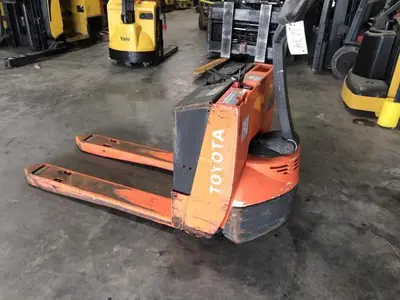 USED 2004 TOYOTA 7HBW23