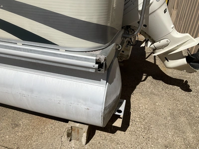 USED 2004 BENNINGTON 2280 RL