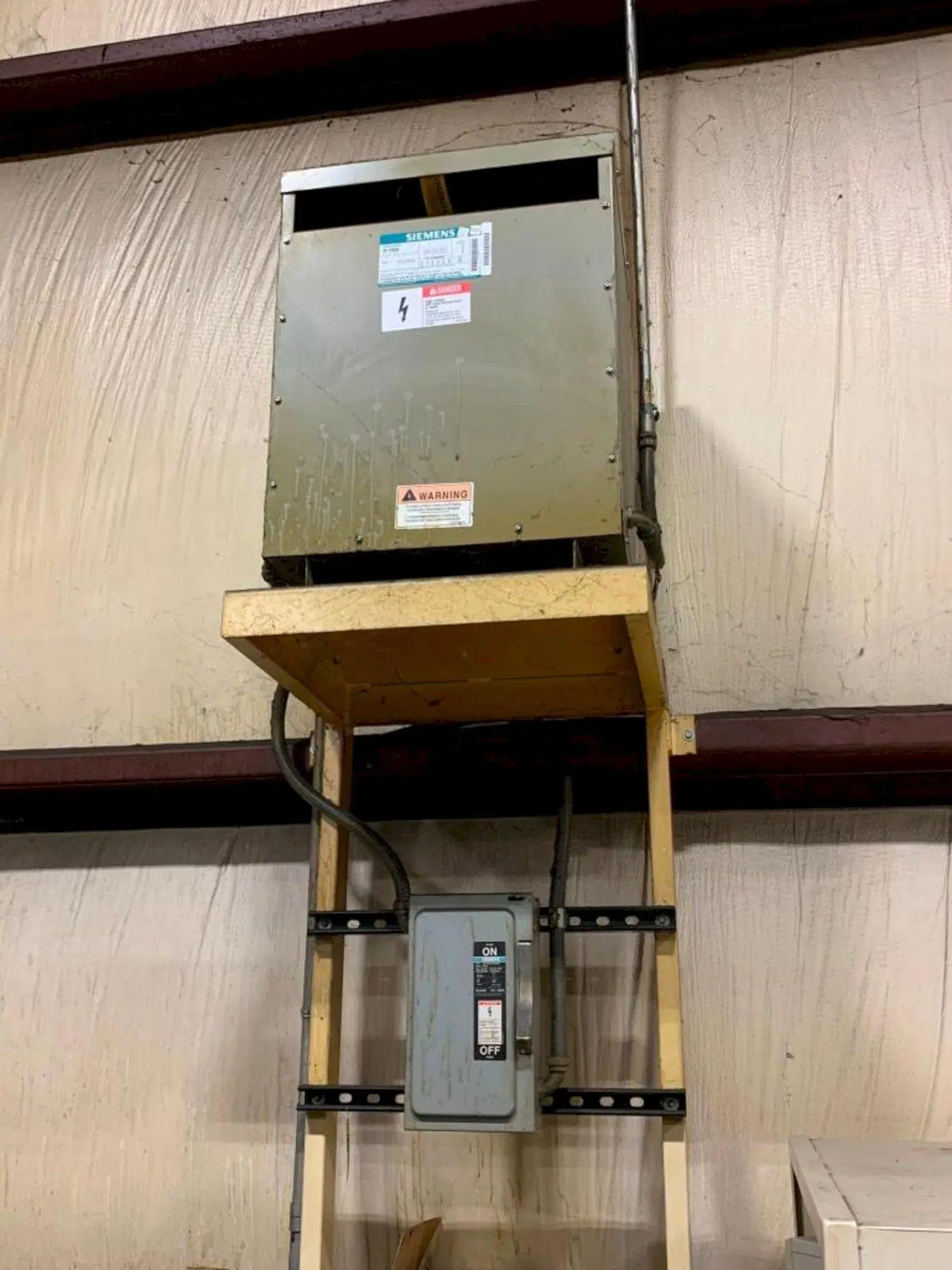 30 KVA SIEMANS MODEL #3F1Y030 480 V - 240V ELECTRIC TRANSFORMER: STOCK #23298