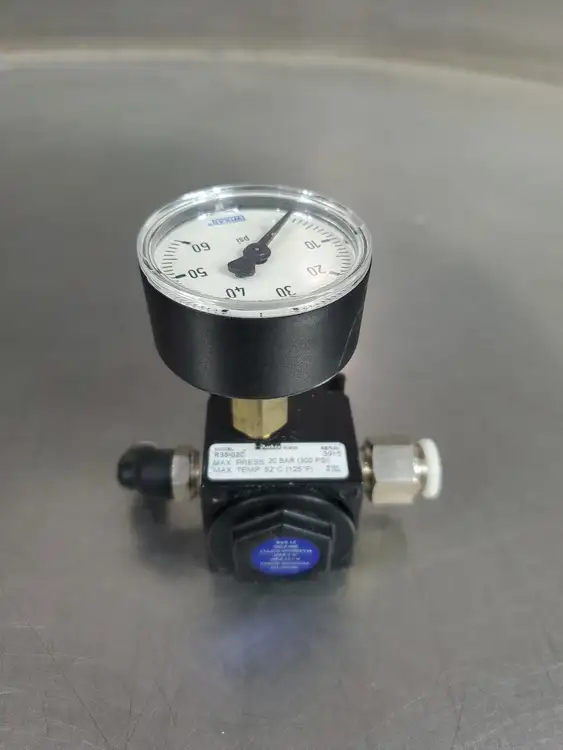 Used Parker R35-02C 300 PSI Regulator w/WIKA 60 PSI Gauge Air Pressure Regulators South Carolina US | Palmetto Automation #1160992