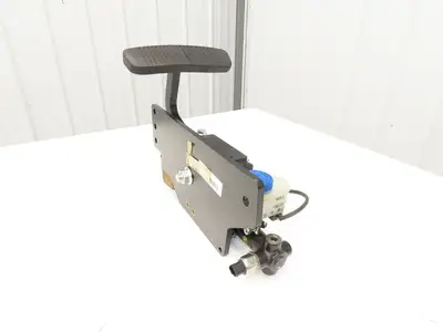 Yale ERP035VTN36TE084 Forklift Brake Pedal Master Cylinder & Bracket Assembly