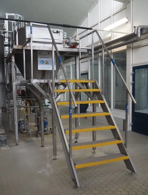 Inline powder/liquid dissolving system