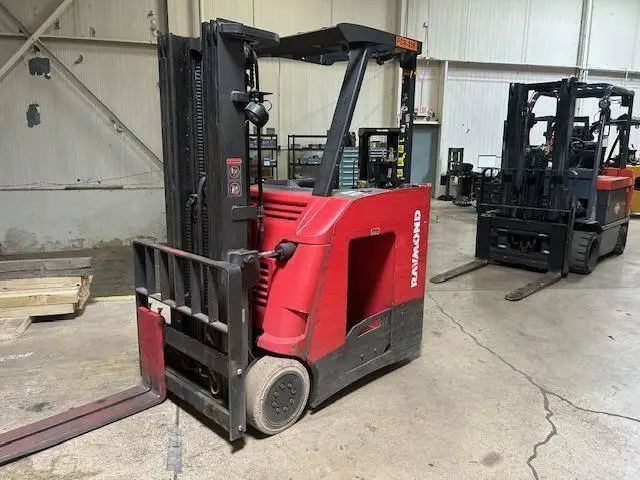 Used 2016 RAYMOND 425C35TT 3-Wheel Stand up Electric Counterbalance Forklifts Illinois US | Somerset Equipment Sales #1546203