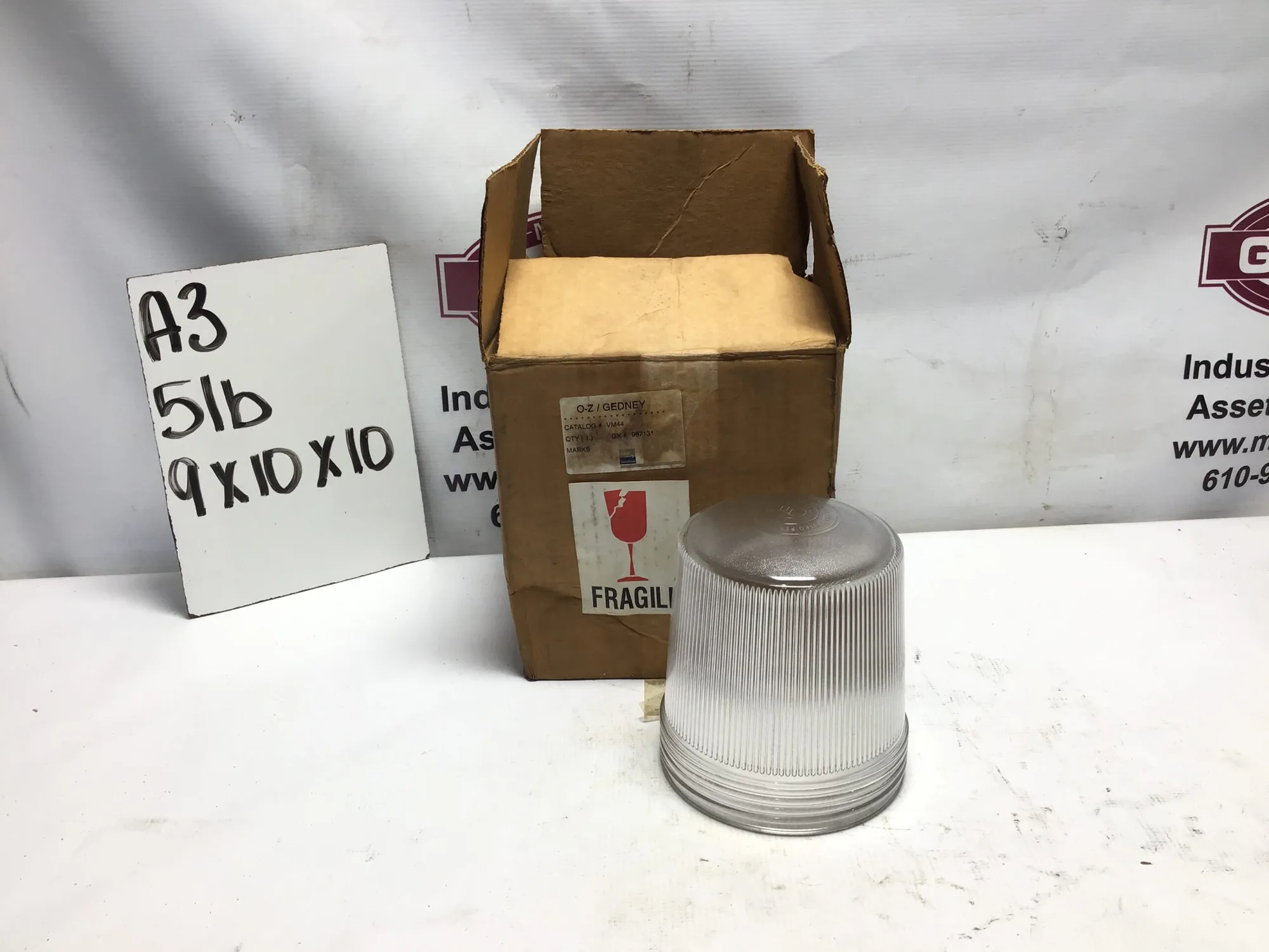Glass Globe Listed fix fitting 36L I o-z Gedney VM44