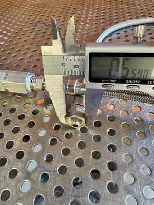 Used SWAGELOK SS-4CP4-10 CHECK VALVE W/ 31" STAINLESS STEEL BRAIDED HOSE 3/4" TO 1/2" Hoses California US | Equipment Lab #1427417