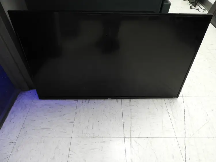 Used Hitachi Used Hitachi 43R80 43" 4K Ultra HD LCD TV with Wall Mount TVs Illinois US | Falcon Restaurant Supply #1375890