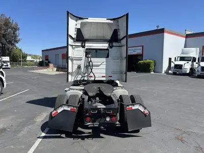 USED 2022 VOLVO VNR42T300