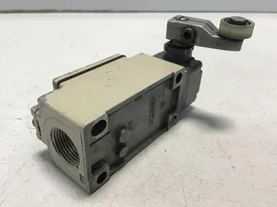 USED OMRON D4B-1111N