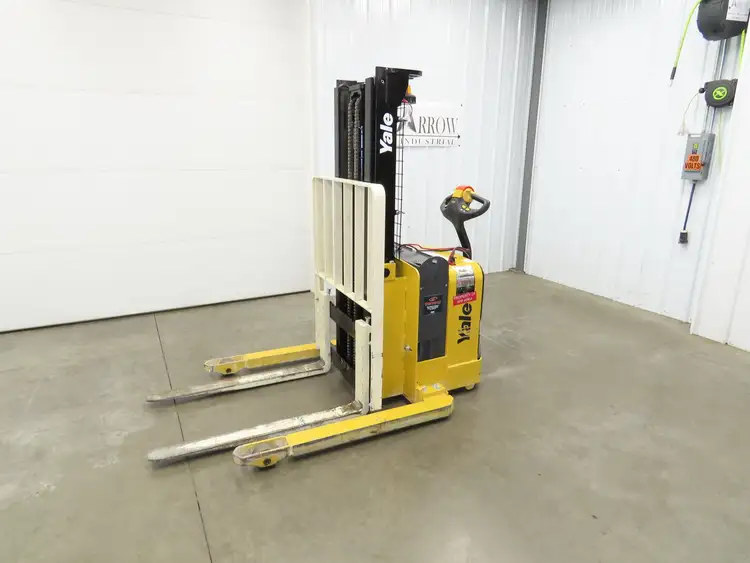 Used YALE _UNKNOWN_ Pallet Lifters Indiana US | Arrow Industrial #916548