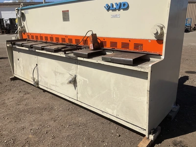 1993 LVD hydraulic shear model JS-C-25/10, 460 volt 3 phase electric, max 10’ wide cut, 39” max back...