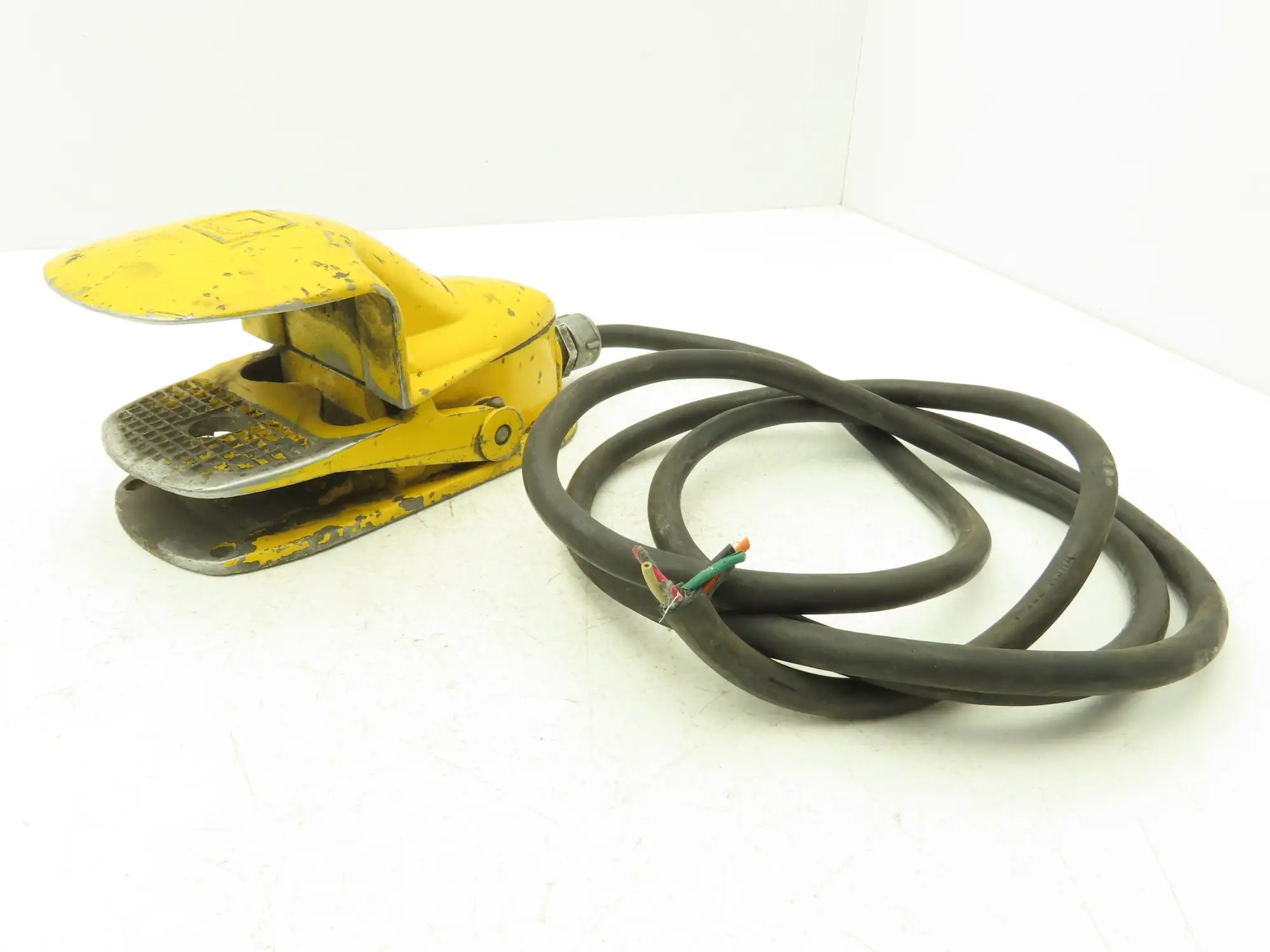 Square D 9002 Foot Pedal Operator Switch Control Sheild & Base 600VAC