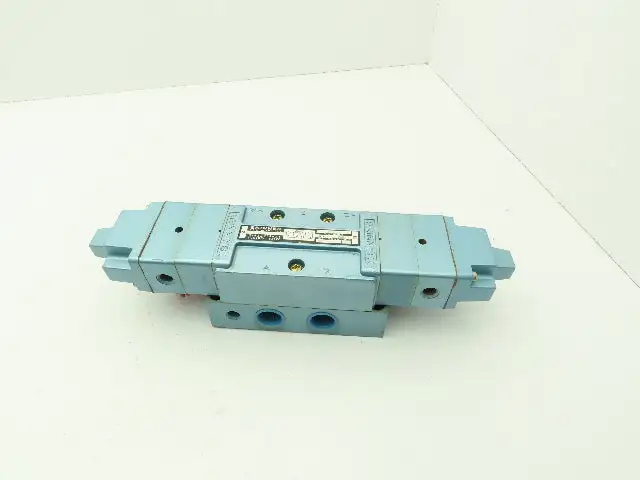 Honeywell Skinner S4KKHDL5 Solenoid Valve 5-Way 3 Pos 110V 150 PSI 3/4" NPT