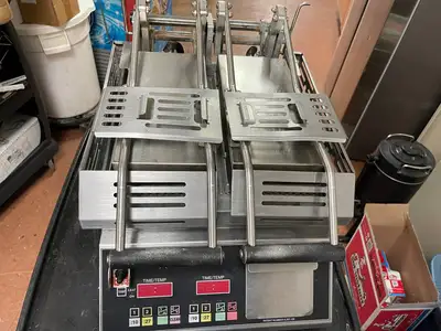 Used Star Used Star Pro-Max Split Lid 14" Two Sided Panini Press Grill 120V Sandwich Machines Illinois US | Falcon Restaurant Supply #1376168