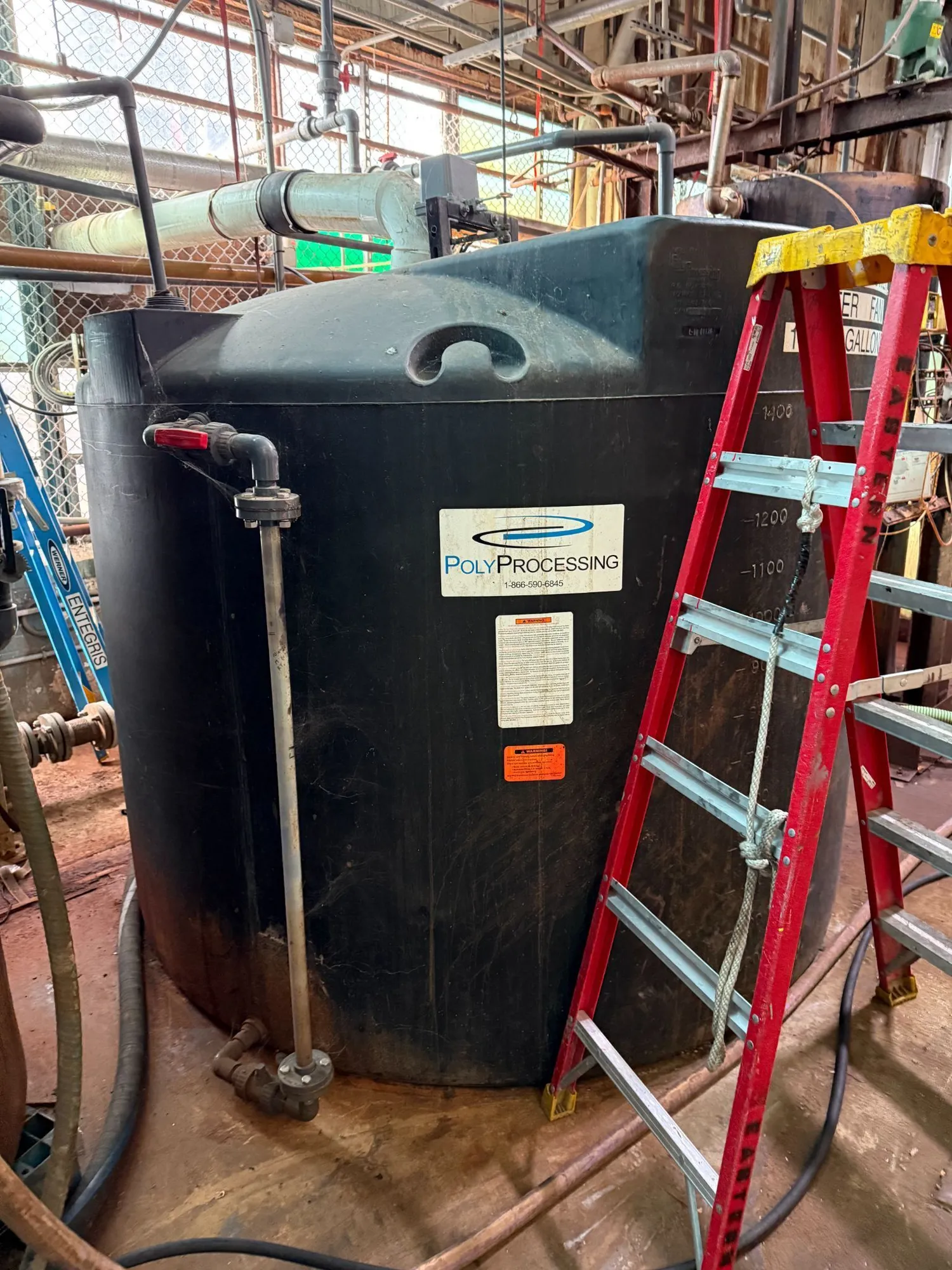 1,400 Gallon Polyethylene Tank