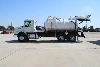 Used 2019 VOLVO VHD64B200 Vacuum Truck Texas US | Roll Off Truck World #1492017