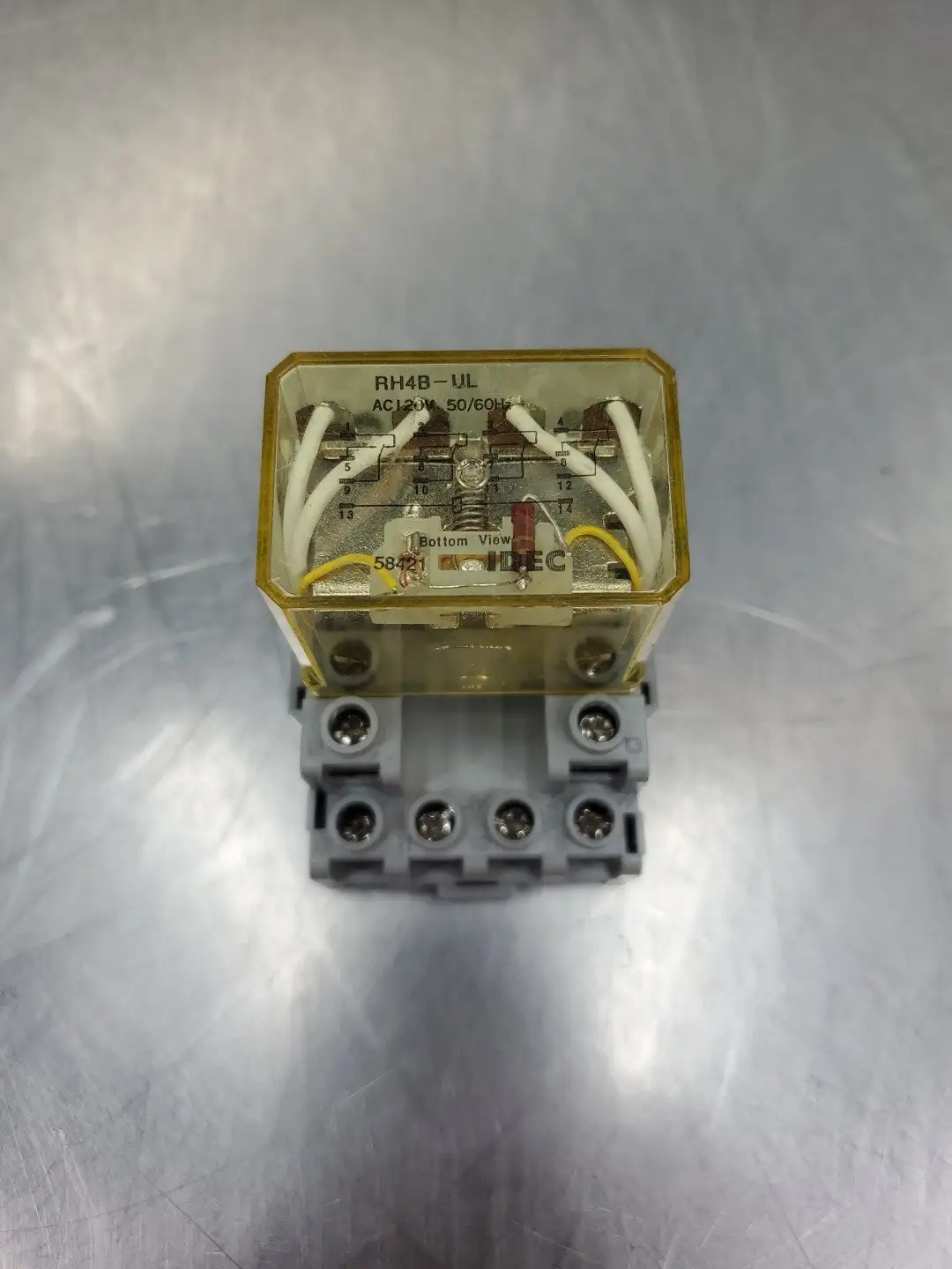 USED IDEC SH4B-05 Base w/ RH4B-UL Relay