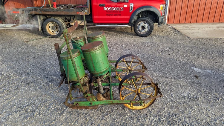 Used JOHN DEERE 246 Planters | Rosseel's Equipment Inc #720591