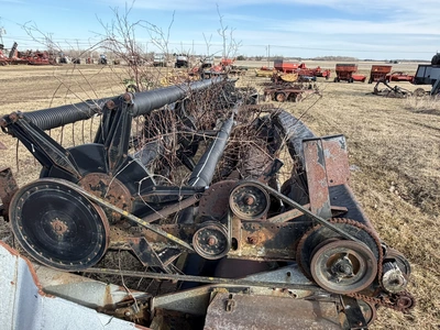 (1) make and model unknown (believed to be Allis-Chalmers), 14' foot grain head, for parts or repair...