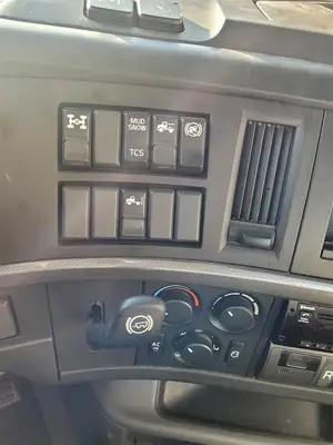 USED 2020 VOLVO VNR64T300