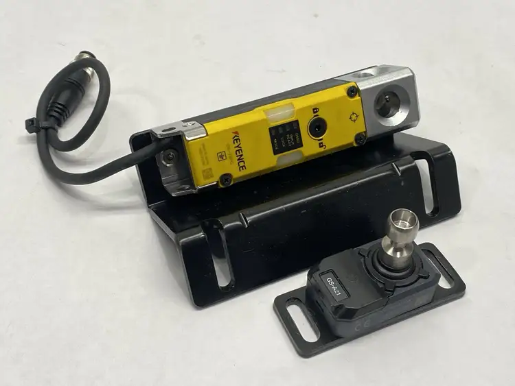 Used KEYENCE SAFETY INTERLOCK SWITCH HIGH PERFORMANCE TYPE M12 W/ GS-A21 Relays & Switches | Maverick Industrial Sales #1104124
