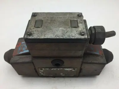 Eaton Vickers DG 4S4LW 012C B 60 Hydraulic Directional Control Valve