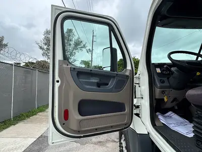 Used 2018 FREIGHTLINER CASCADIA Conventional trucks Florida US | Truck and Van Outlet #1509230