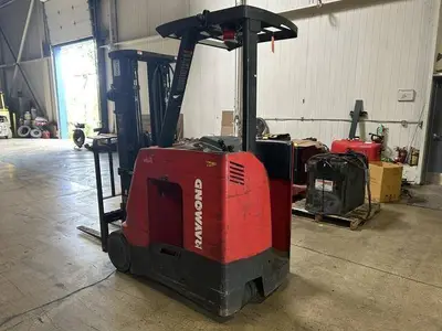Used RAYMOND 415C35TT 3-Wheel Stand up Electric Counterbalance Forklifts Illinois US | Somerset Equipment Sales #1546177