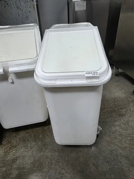 Used Cambro Cambro® Mobile Ingredient Bin W/ Lid, 29-1/2"L x 13"W x 28"H, White - BB Food Storage & Transportation Illinois US | Falcon Restaurant Supply #1373558