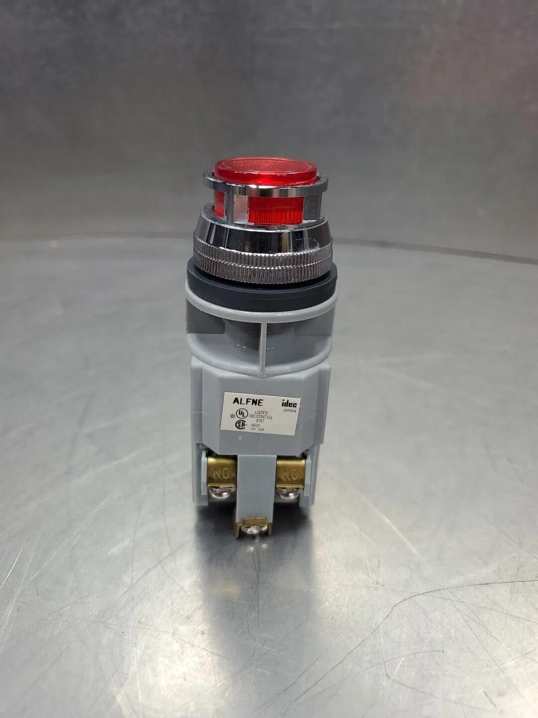 IDEC ALFNE RED PUSHBUTTON SWITCH. 4D-24