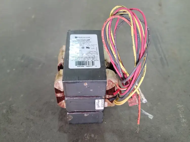 Used UNIVERSAL S400TRIAC4M Lighting British Columbia CA | Lenmark #254626