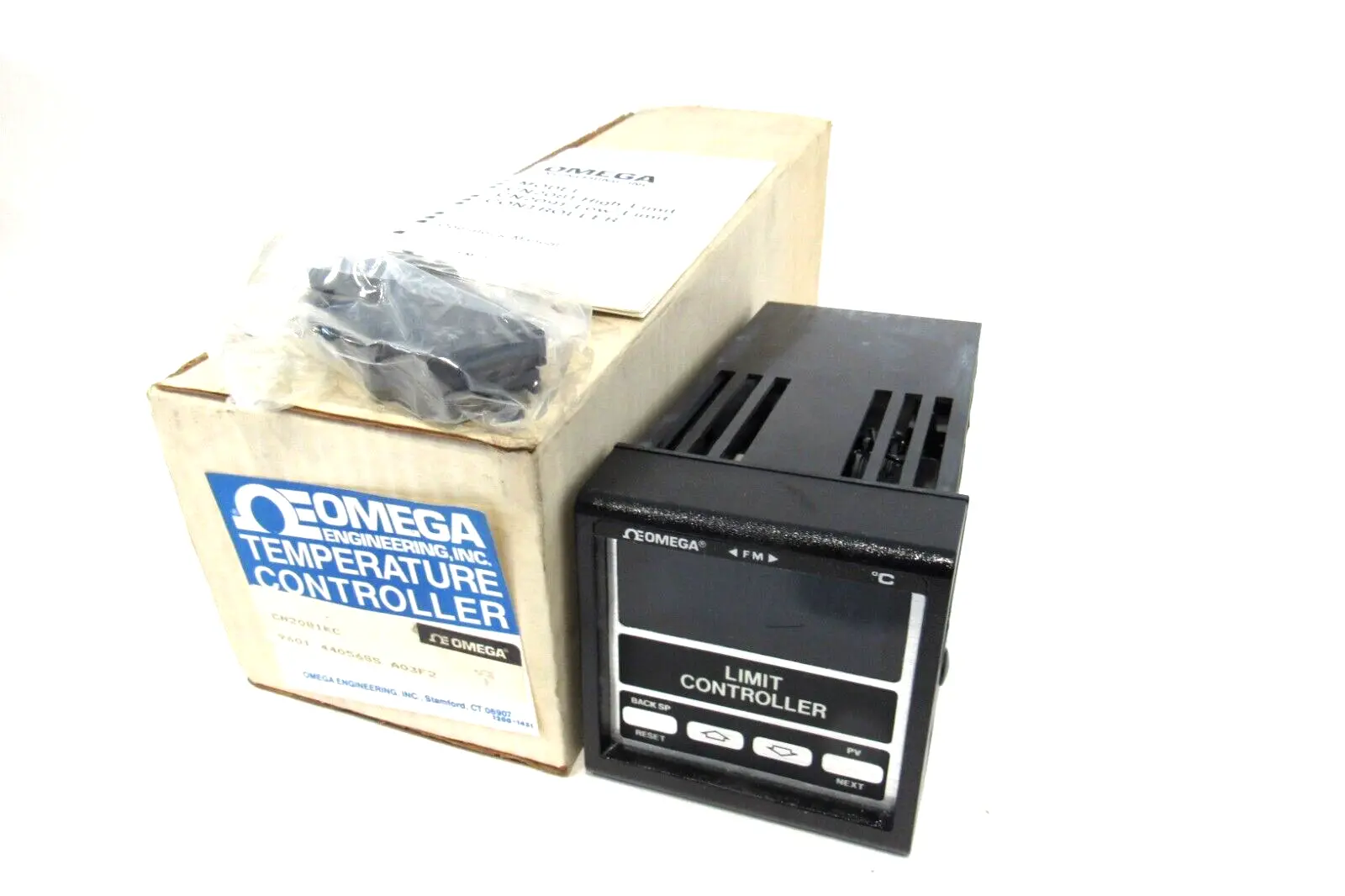 NEW OMEGA ENGINEERING CN2081KC TEMPERATURE CONTROLLER CN2081