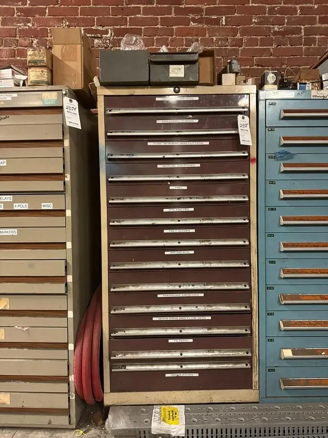 VIDMAR STYLE TOOL CABINET 13 DRAWER  (NO CONTENTS)