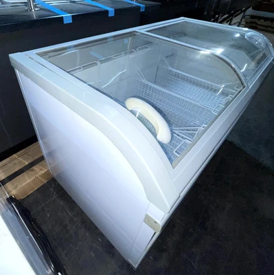 72-0435 Dukers WD-500Y Self Contained Chest Freezer