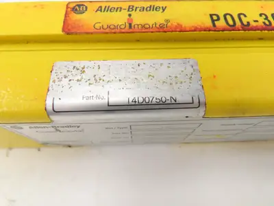 Allen Bradley 440L-T4D0750-N Guardmaster Light Curtain Transmitter *Cracked*