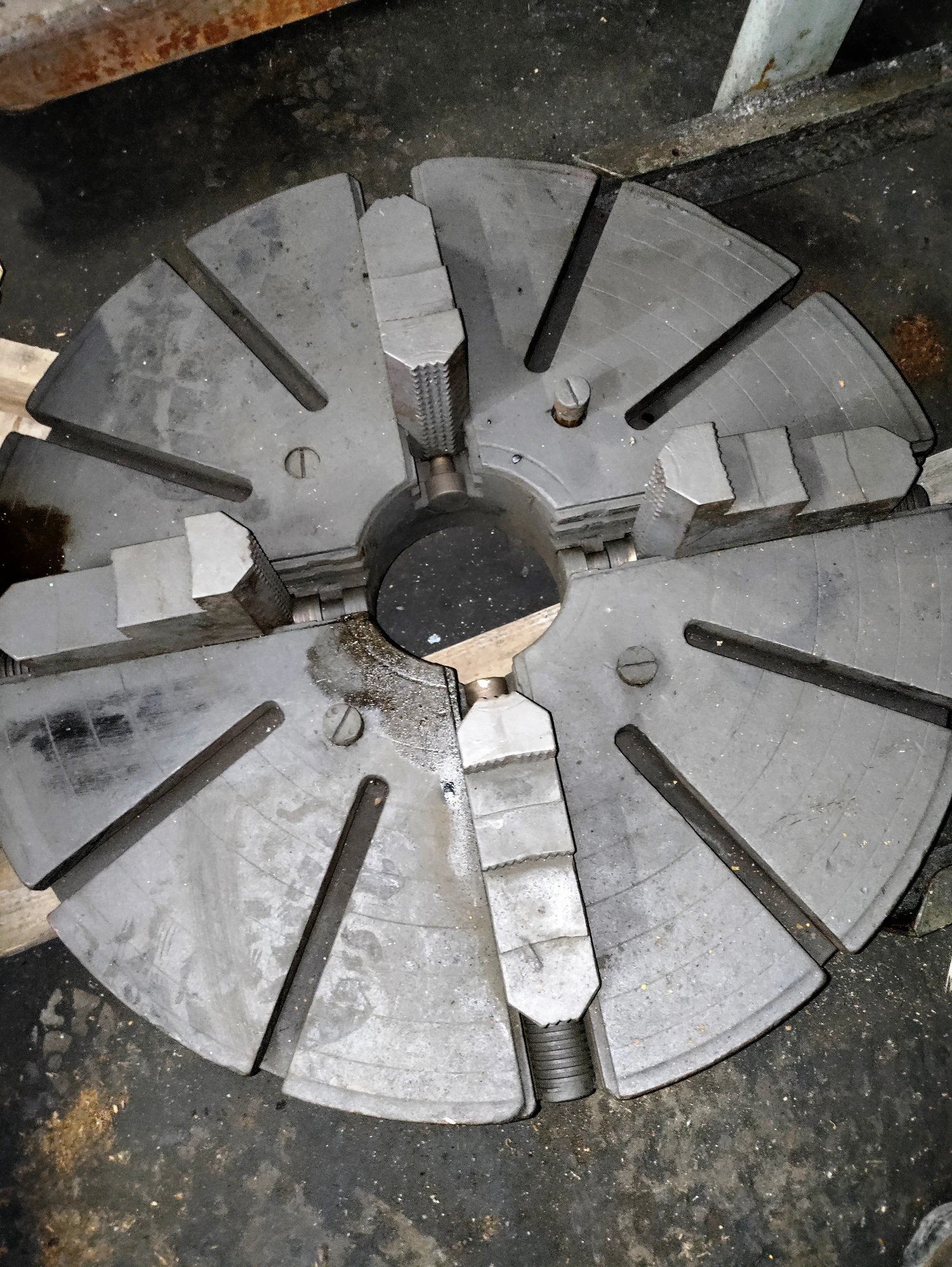 USED 4 JAW CHUCK 26" W/BORE 5"