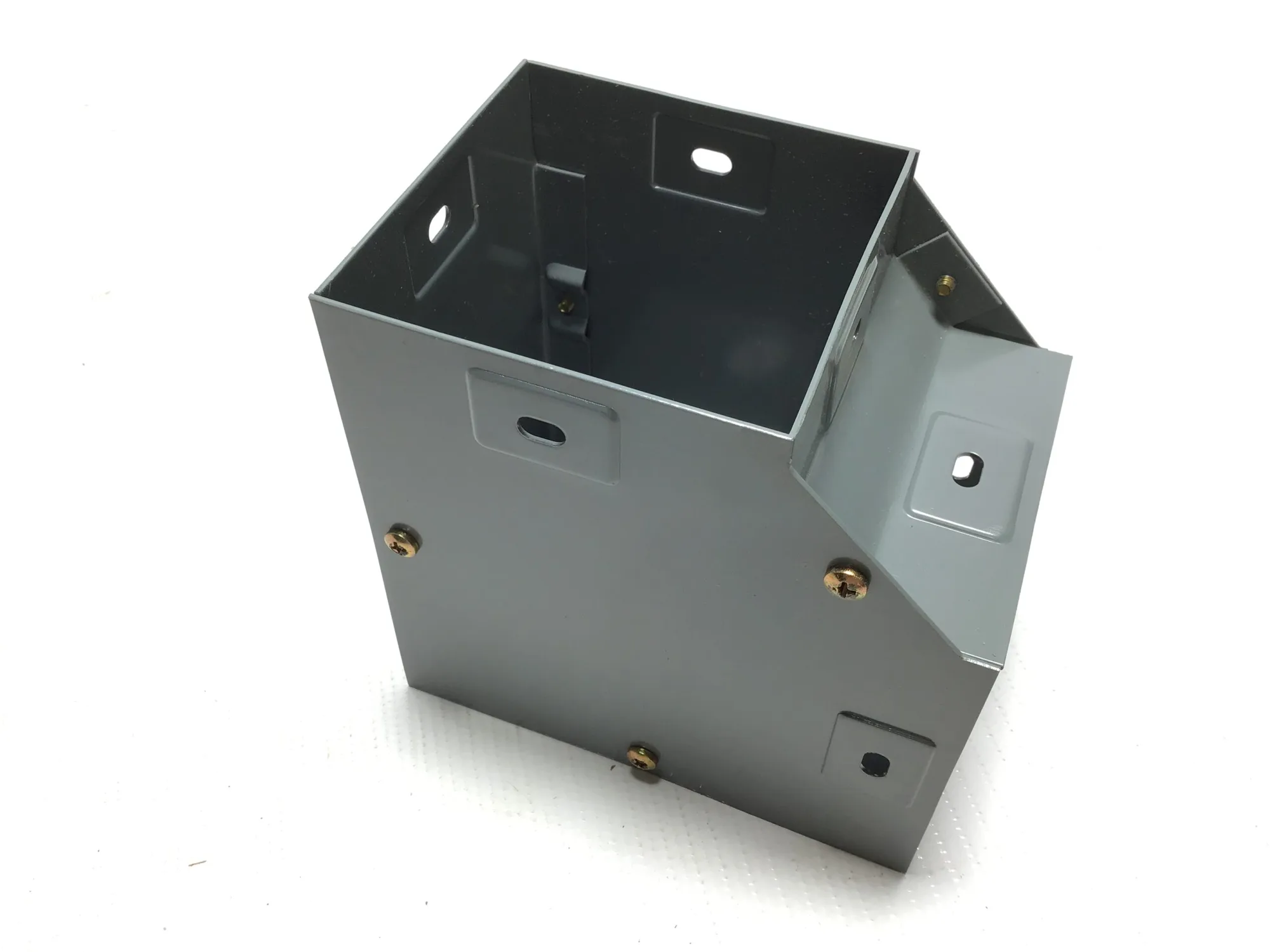 USED ⚡ BRAND: SQUARE D – TRUSTED FOR DURABLE AND RELIABLE ELECTRICAL SOLUTIONS 📐 MODEL: LD490L – WIREWAY AUXILIARY LAY-IN GUTTER 90° ELBOW