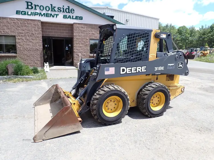 Used 2015 DEERE 318E Skid Steer Loaders Massachusetts US | Brookside Equipment Sales #1422198