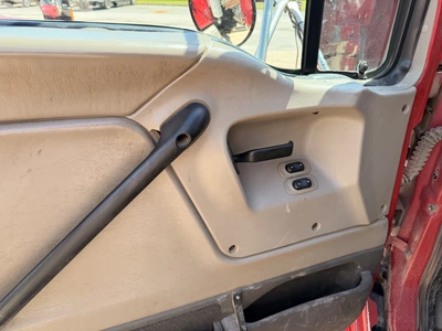 Used 2005 STERLING L9000 4X2 WITH A 12.8L L6 DIESEL ENGINE. Cab Chassis trucks Michigan US | Miedema Asset Management Group #1282413
