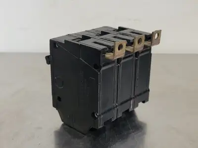 15 Amp, 3 Pole, 240 volts Circuit Breaker