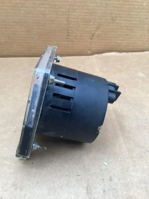 Toyo Keiki Voltmeter Volt Meter NH-163; 300/5A