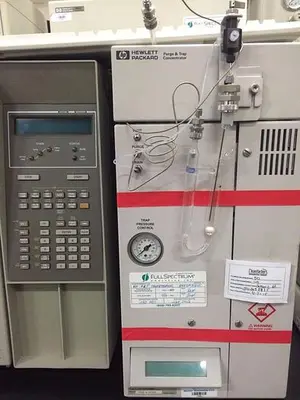 HEWLETT PACKARD 5890 SERIES II PLUS GAS CHROMATOGRAPH