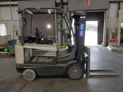 USED 2017 CROWN FC5245-60