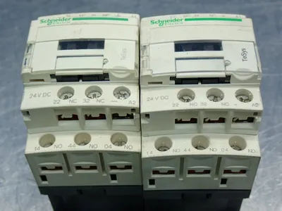 Used SCHNEIDER ELECTRIC CAD32BD Relays & Switches Ohio US | HGR 24 #869690